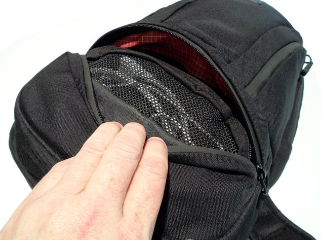 Tom Bihn Snake Charmer in the bottom pocket of the Synapse 25