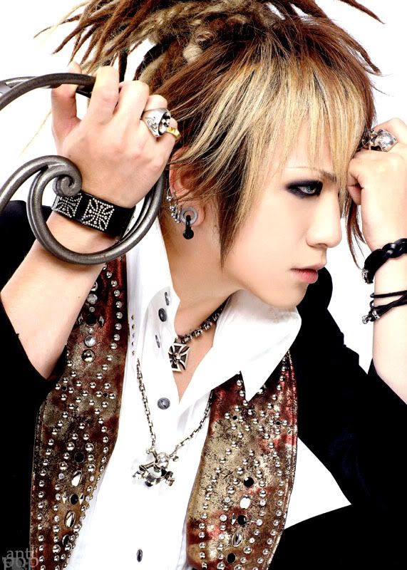 Aoi (Gazette) -> Percing al labbro + piercing all'ombelico