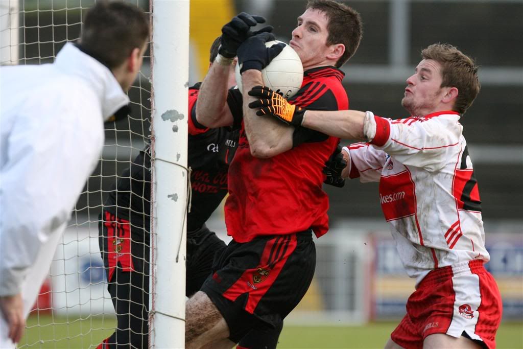 IMAGE: http://i148.photobucket.com/albums/s33/dessie12/gaelic/Derryvdown2412010mcKennacup198Large.jpg