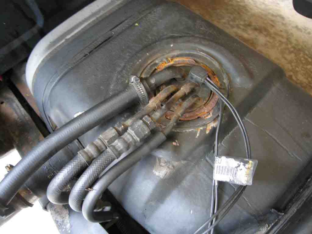 WireConnectorInQuestionFuelPump.jpg