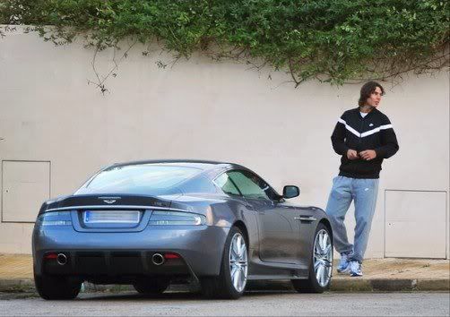 http://i148.photobucket.com/albums/s7/GGMB_album/RafaNadalysuAstonMartin1.jpg