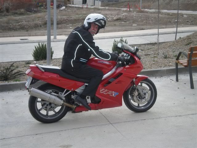 http://i148.photobucket.com/albums/s7/GGMB_album/VFR-750f4.jpg